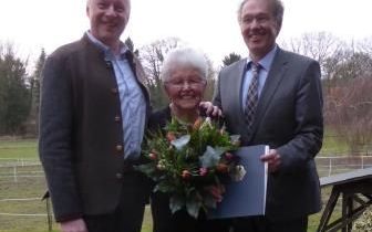 Bürgermeister Dr. Jens Bülthuis und Landrat Manfred Ostermann gratulieren Hanna Renk zu ihrer Auszeichnung Bürgermeister Dr. Jens Bülthuis und Landrat Manfred Ostermann gratulieren Hanna Renk zu ihrer Auszeichnung.
