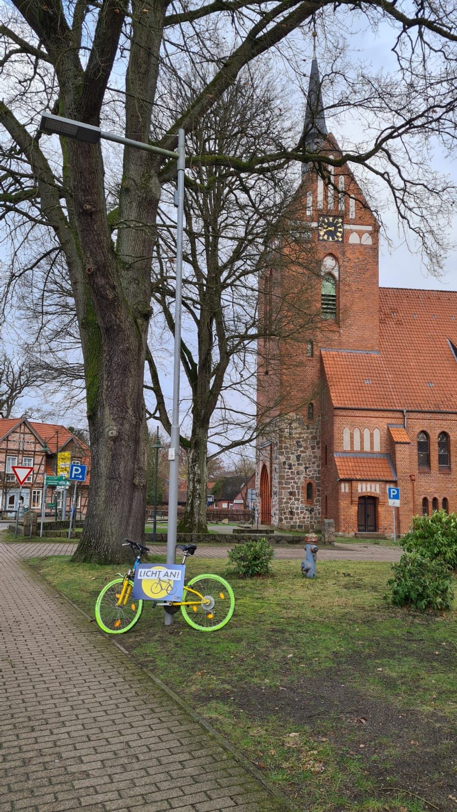 Das Foto zeigt ein Schrottfahrad mit dem Schild