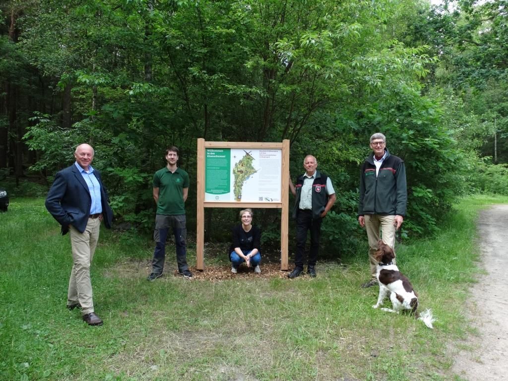 Einweihung Infotafel Präsentierten die neue Info-Tafel (v.l.): Bürgermeister Dr. Jens Bülthuis, Nils Hagen (Klosterforsten-Revierleiter und Vorsitzender des Fördervereins), Mareike Kornauka und Manfred Loos (Kassenwartin und 2. Vorsitzender des Fördervereins), Constantin von Waldthausen (Leiter der Klosterforsten).