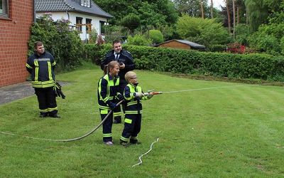 KF Behringen kleiner Löschangriff Das Bild zeigt wie die Kinderfeuerwehr in Behringen einen kleinen Löschangriff simuliert.