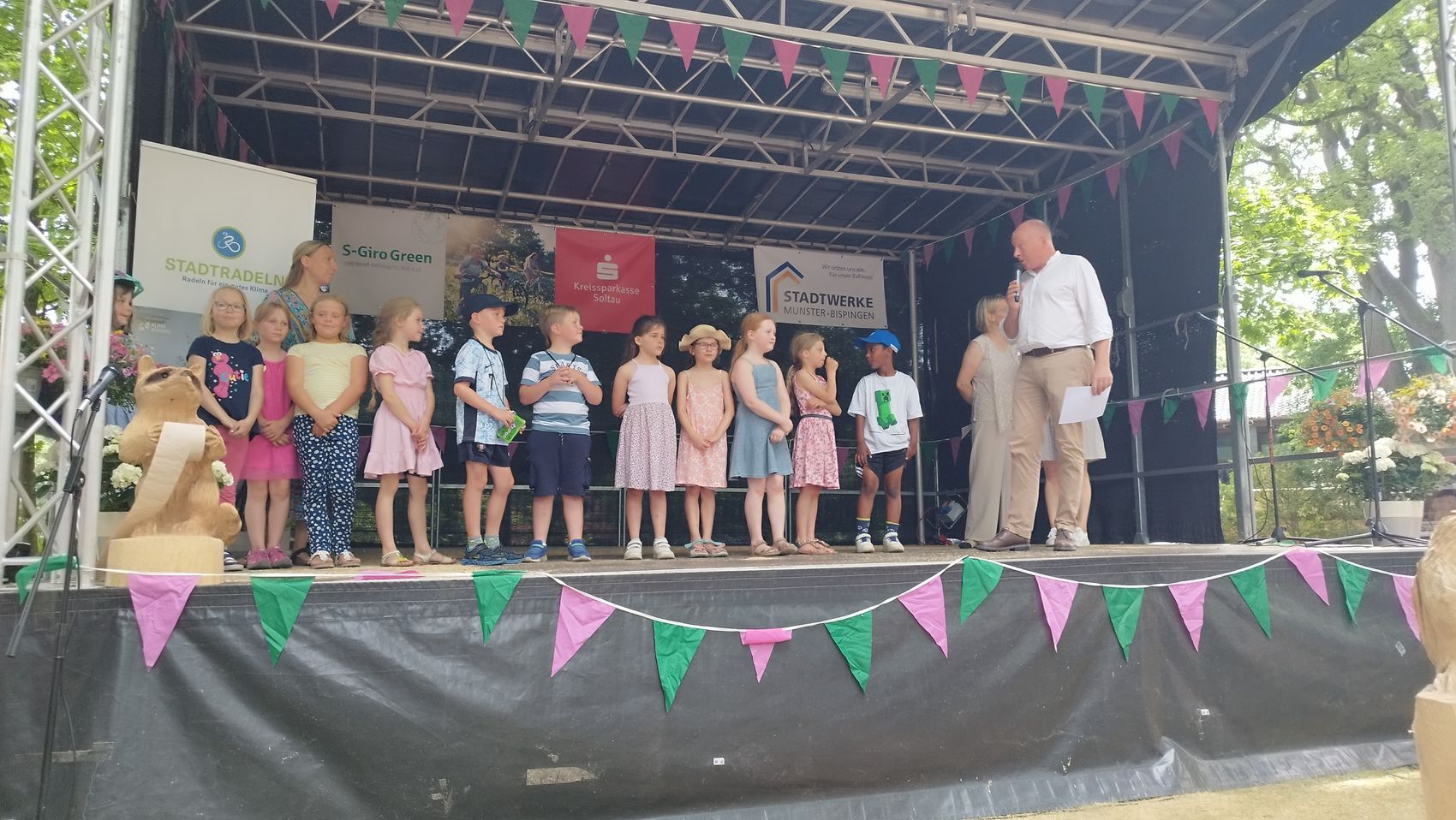 SiegerehrungStadtradeln.jpg Die Klasse 1b der Grund- und Oberschule bei der STADTRADELN-Siegerehrung.