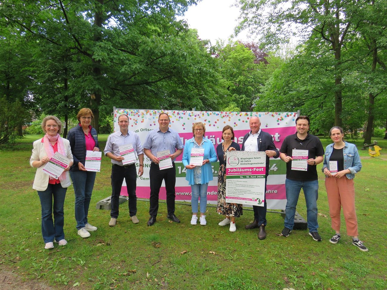 Das Organisationsteam: Annegret Albers, Margret Hedder, Holger Bockelmann, Christian Kühne, Heike Kohlmeyer, Cordula Meyer, Dr. Jens Bülthuis, Björn Kohlmeyer & Hannah van Frayenhove. Nicht im Bild Patrick Lühmann und Gerd Worthmann. Das Organisationsteam für das Festwochenende: Annegret Albers, Margret Hedder, Holger Bockelmann, Christian Kühne, Heike Kohlmeyer, Cordula Meyer, Dr. Jens Bülthuis, Björn Kohlmeyer sowie Hannah van Frayenhove. Zum Organisationsteam gehören zudem Patrick Lühmann sowie Gerd Worthmann.
