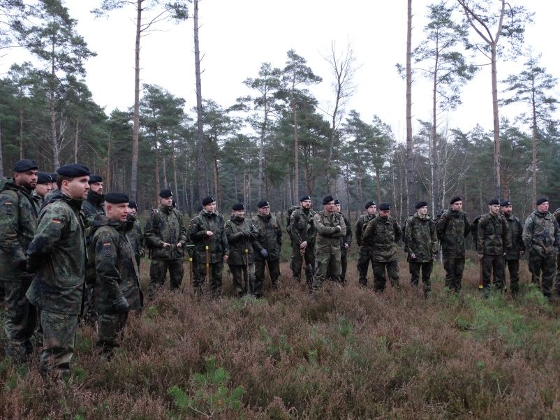 Einen ungewöhnlichen Dienstauftrag hatte Patenkompanie beim Entkusseln in den Borsteler Kuhlen Das Foto zeigt Soldaten und Soldatinnen, die in den Borsteler Kuhlen stehen.
