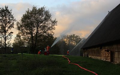 Übung Heidetal bei Dämmerung. Das Bild zeigt die Feuerwehr bei einer Übung im Heidetal bei Dämmerung.