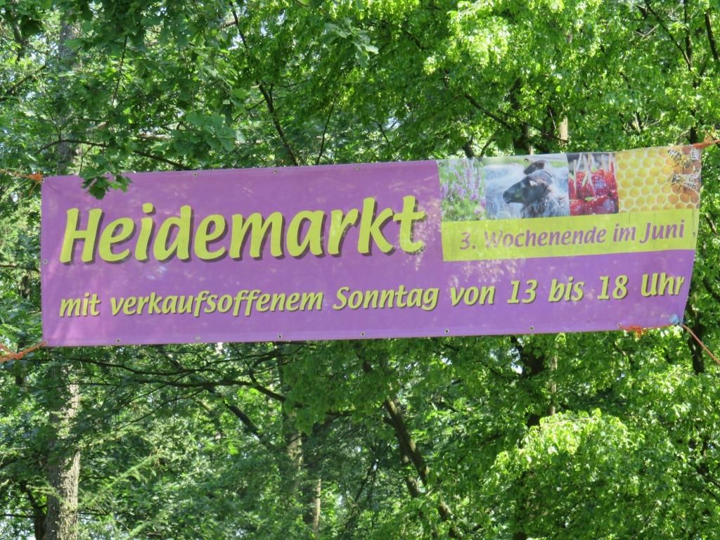 Heidemarktbanner Das Foto zeigt ein Banner mit der Aufschrift Heidemarkt.