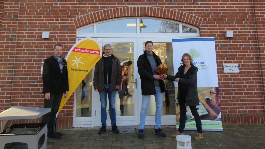 Das Bild zeigt Andreas Bünger (Allgemeiner Vertreter), Christian Cohrs (Sprecher AG Klimaschutz), Energieberater Sebastian Kamradt & Theresa Weinsziehr (Energieagentur Heidekreis) vor dem Spökenkieker