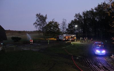 Übung im Heidetal bei einsetzender Dunkelheit. Das Bild zeigt die Feuerwehr bei einer Übung im Heidetal bei einsetzender Dunkelheit.