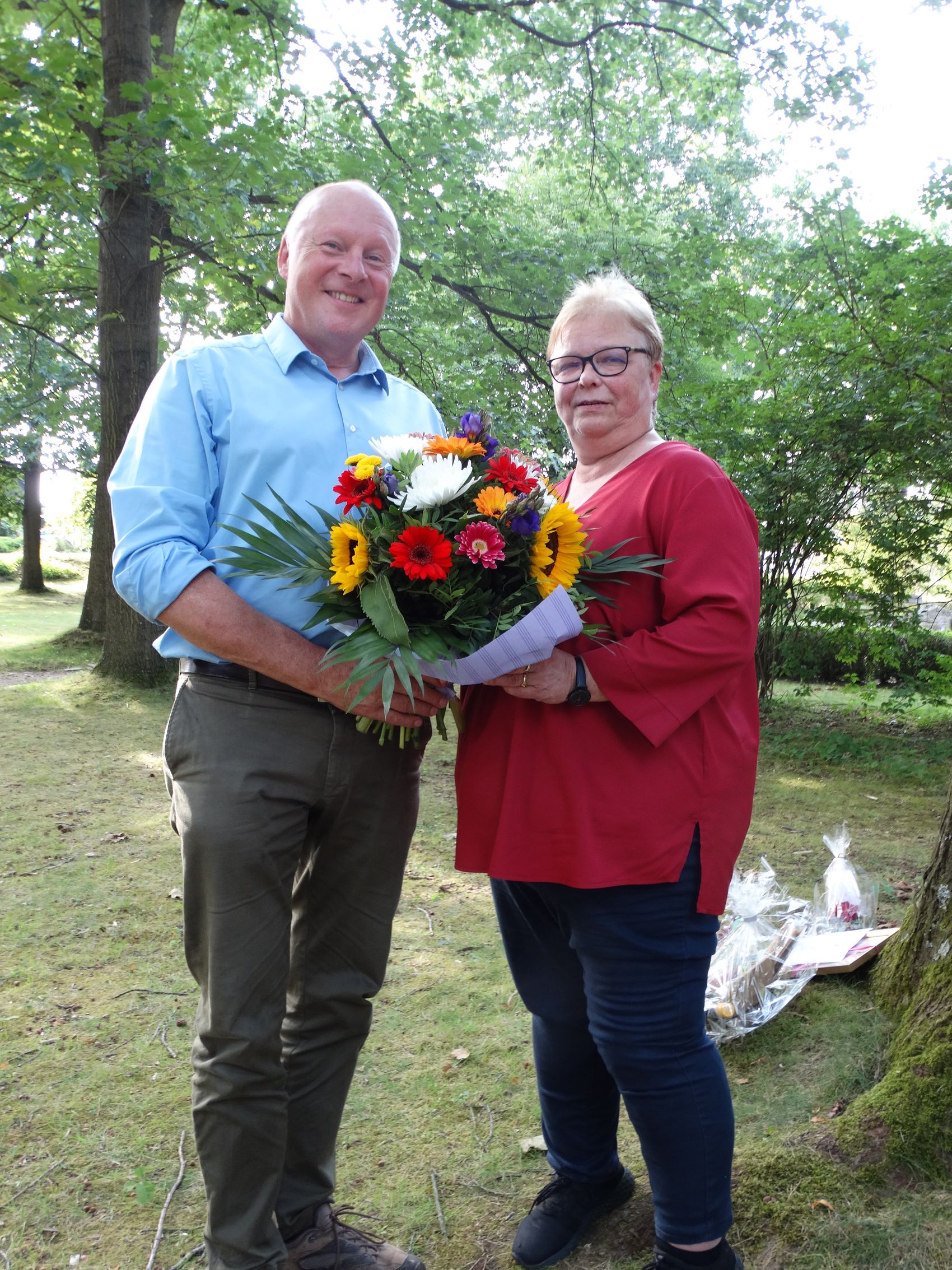 Bürgermeister Dr. Jens Bülthuis gratuliert Sylvia Rose mit einem Blumenstrauß zum 40jährigen Dienstjubiläum.