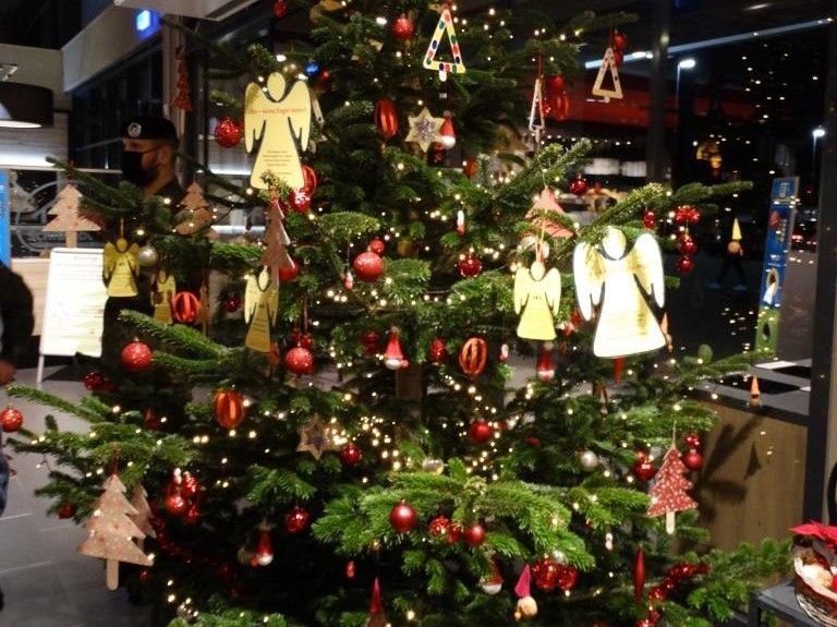 Wunschbaum Das Bild zeigt den mit den Wunschengeln geschmückten Weihnachtsbaum.