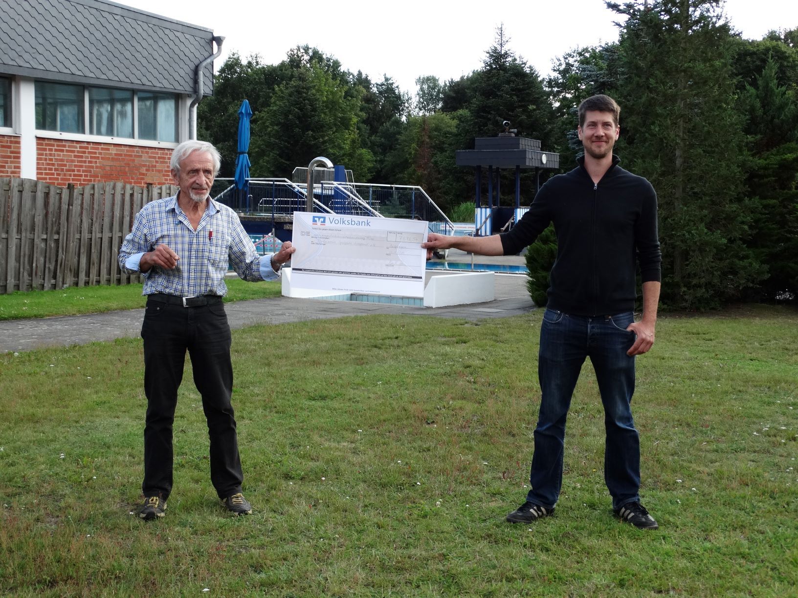 Der langjährige Vorsitzende des Fördervereins Luhetalbad, Werner Hillewerth übergibt den Spendencheck an den 1. Vorsitzenden des Fördervereins Spielplatz Luhegrund, Nils Hagen. Das Bild zeigt den langjährig Vorsitzenden des Fördervereins Luhetalbad, Werner Hillewerth, der einen Spendencheck an den 1. Vorsitzenden des Fördervereins Spielplatz Luhegrund, Nils Hagen übergibt.