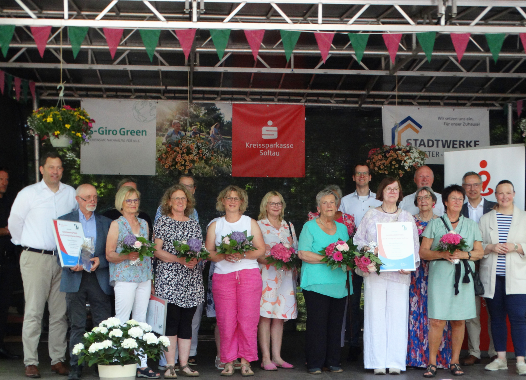 Die diesjährigen Ehrenamtspreisträger gemeinsam mit Vizekanzler Lars Klingbeil (links), Bundestagsabgeordneter Vivian Tauschwitz, Landrat Jens Grote, Bürgermeister Dr. Jens Bülthuis und Kreissparkassen-Geschäftsstellenleiter Ralf Stölpe (von rechts nach links).