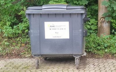 Auf dem Bauhof steht ein Container für das Jakobskreuzkraut bereit. Das Bild zeigt den Container, der auf dem Bauhof für Jakobskreuzkraut bereitsteht.