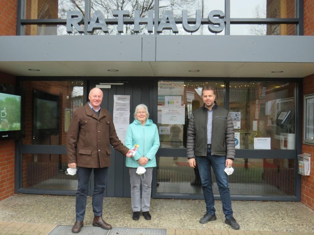Sternsinger-Aktion 2022 Das Bild zeigt Bürgermeister Dr. Jens Bülthuis, Ilka Siemsglüß und Andreas Bünger.