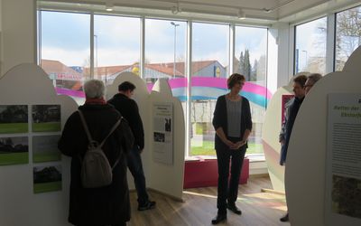 Blick in die Dauerausstellung Das Bild zeigt zahlreiche Interessierte, welche zur Eröffnung des Spökenkiekers kamen.