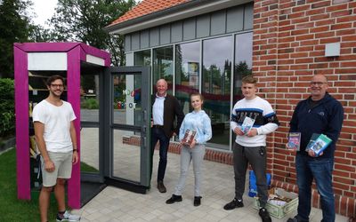 Gemeinsam räumen sie die neue Bücherbox ein. Lehrer Jan Düngelhoef, Bürgermeister Dr. Jens Bülthuis, zwei Vertreter der Holzwerkstatt sowie Schulsozialarbeiter Michael Schirmer. Gemeinsam räumen sie die neue Bücherbox ein. Lehrer Jan Düngelhoef, Bürgermeister Dr. Jens Bülthuis, zwei Vertreter der Holzwerkstatt sowie Schulsozialarbeiter Michael Schirmer.