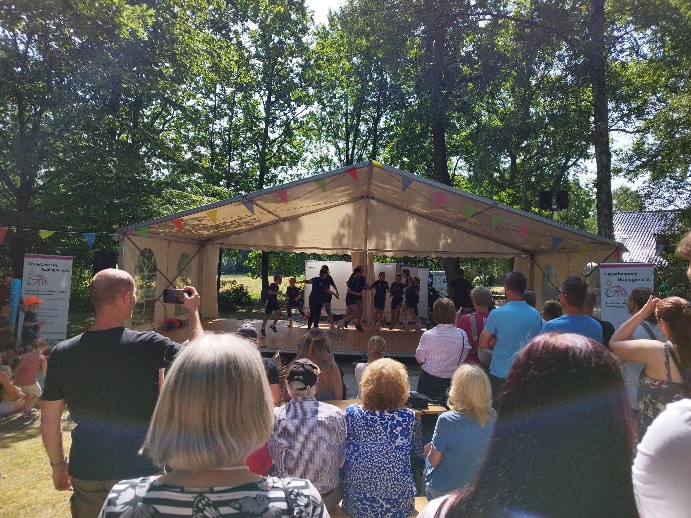 Das Foto zeigt das Festzelt, in dem die Rope-Skipperinnen auftreten. Davor steht eine größere Menschenmenge.