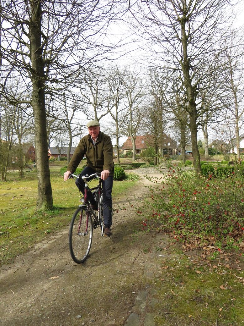 Bürgermeister Dr. Jens Bülthuis wirbt für Teilnahme an der Aktion STADTRADELN. Das Foto zeigt Bürgermeister Dr. Jens Bülthuis auf seinem Fahrrad.