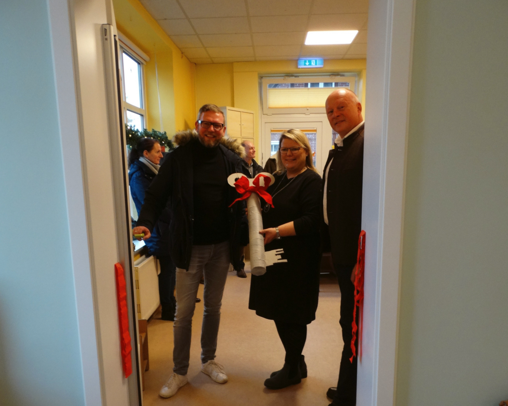 DRK-Geschäftsführer Steffen Möhrmann, Einrichtungsleitung Petra Jakobs und Bürgermeister Dr. Jens Bülthuis bei der symbolischen Schlüsselübergabe. Das Bild zeigt DRK-Geschäftsführer Steffen Möhrmann, Einrichtungsleitung Petra Jakobs und Bürgermeister Dr. Jens Bülthuis bei der symbolischen Schlüsselübergabe.