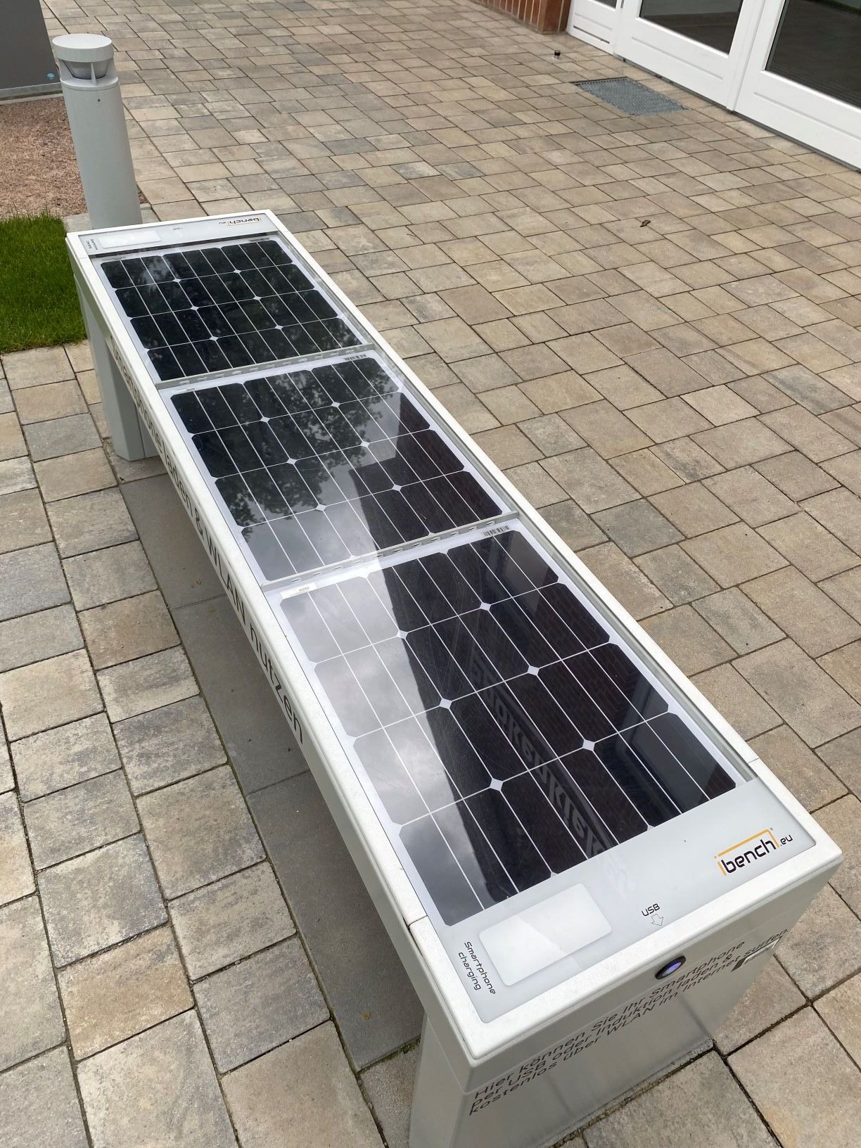 Smart Bench am Spökenkieker Das Bild zeigt eine neue Smart Bench am Spökenkieker.