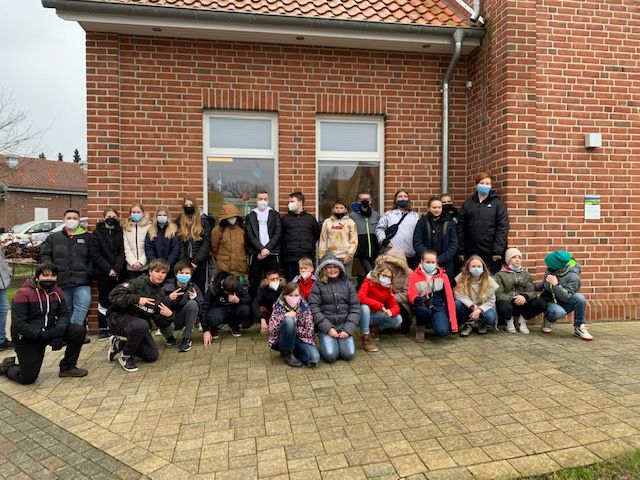 Schüler und Schülerinnen der 6. Klassen stellen zurzeit ihre Masken im Spökenkieker aus.