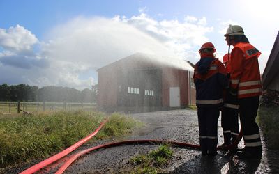 JF Sicherung Nachbargebäude Das Foto zeigt die Jugendfeuerwehr bei der sog. Übung