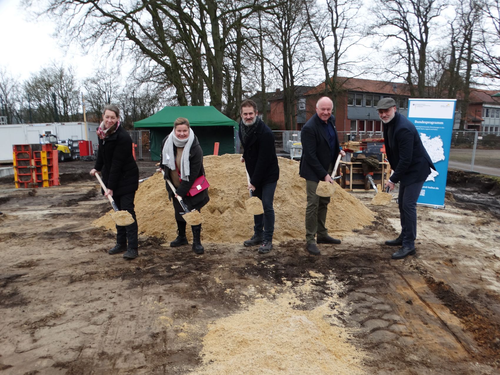 Karin Meyer (Fachbereichsleitung Planen & Bauen), Anne-Kristin Menneke (Staatliches Baumanagement Lüneburger Heide), Dominik Knickmann (MRO Partnerschaft mbB), Bürgermeister Dr. Jens Bülthuis & Johannes Renken (Landkreis Heidekreis) Das Bild zeigt links nach rechts: Karin Meyer (Fachbereichsleitung Planen & Bauen), Anne-Kristin Menneke (Staatliches Baumanagement Lüneburger Heide), Dominik Knickmann (Architekturbüro MRO Partnerschaft mbB), Bürgermeister Dr. Jens Bülthuis & Johannes Renken (Fachgruppe Gebäudemanagement Landkreis Heidekreis).