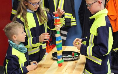 KF Behringen Bauklötze stapeln Das Bild zeigt wie die Kinder der Kinderfeuerwehr Behringen sich beim Bauklötzestapeln in Sachen Geduld üben.