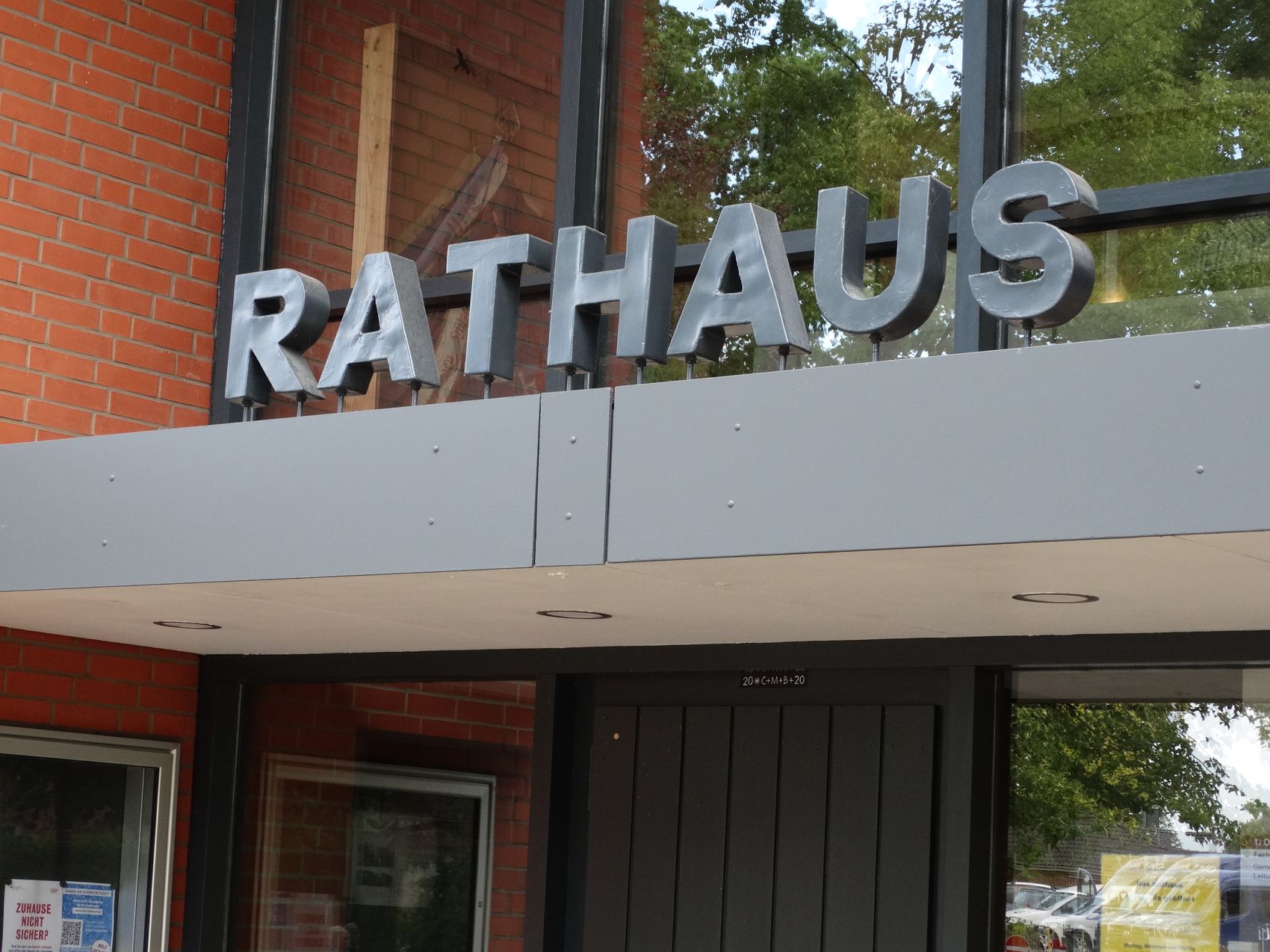 Rathausschild am Gemeinde Rathaus Rathausschild am Gemeinde Rathaus