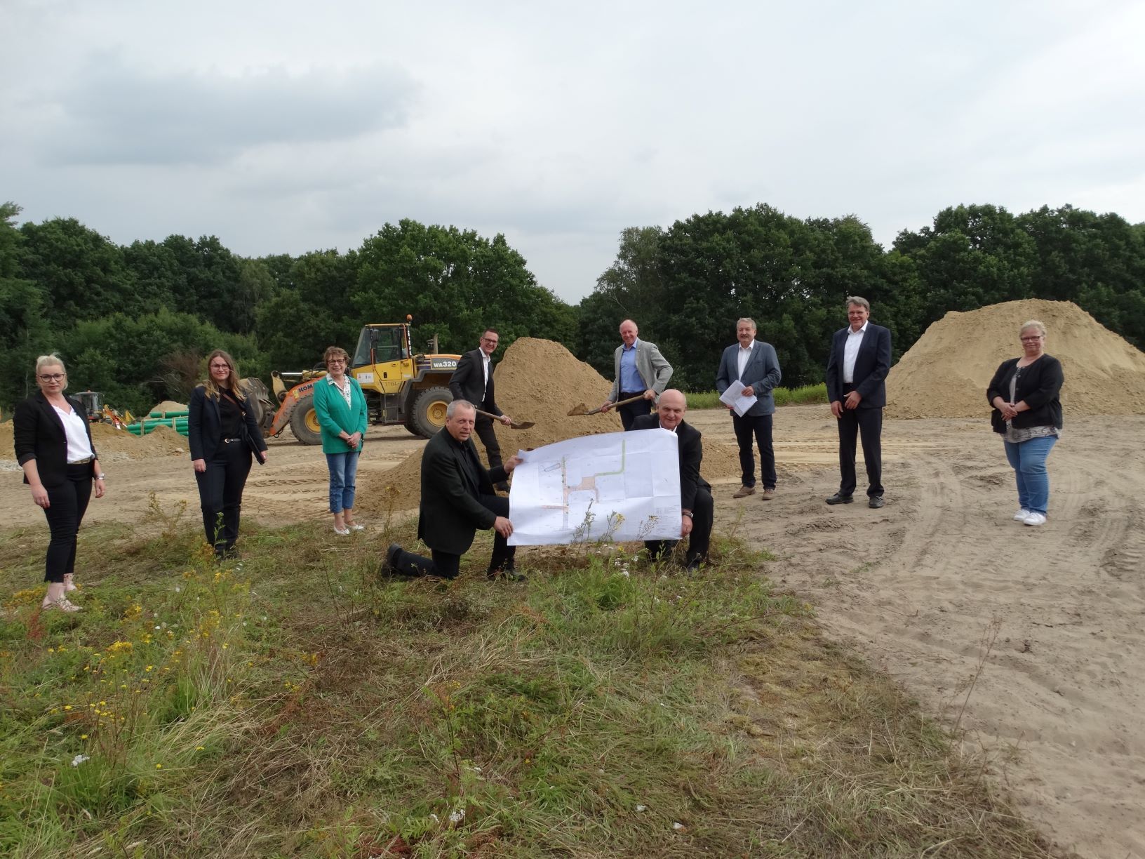 Freuen sich über den offiziellen Beginn der Erschließungsarbeiten:Von links nach rechts: Annika Staubesand (Volksbank Lüneburger Heide), Laura Arp (Gesellschaft für Entwickeln und Bauen), Heike Kohlmeyer (Gemeinde Bispingen), Andre Pannier (Regionaldi Freuen sich über den offiziellen Beginn der Erschließungsarbeiten:Von links nach rechts: Annika Staubesand (Volksbank Lüneburger Heide), Laura Arp (Gesellschaft für Entwickeln und Bauen), Heike Kohlmeyer (Gemeinde Bispingen), Andre Pannier (Regionaldirektor Soltau-Visselhövede), Dr. Jens Bülthuis (Bürgermeister Gemeinde Bispingen), Uwe Quante (uq-Planung), Rolf Scheibel (Geschäftsführer Gesellschaft für Entwickeln und Bauen), Sylvia Rose (Gemeinde Bispingen), vorne links: Eckard Irrgang (Geschäftsführer IBau), vorne rechts: Klaus Röhrs (Regionaldirektor Volksbank Lüneburger Heide).