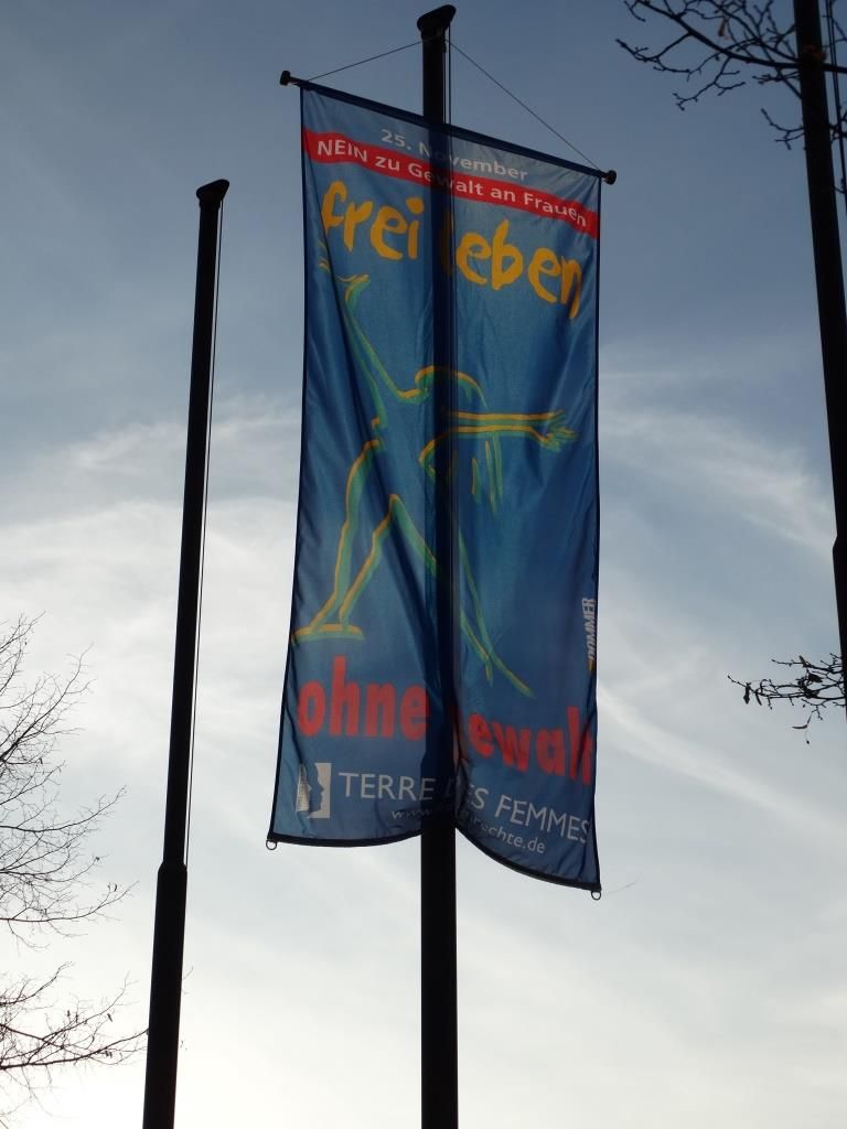 Nein zu Gewalt an Frauen Das Bild zeigt Flaggen mit der Aufschrift: