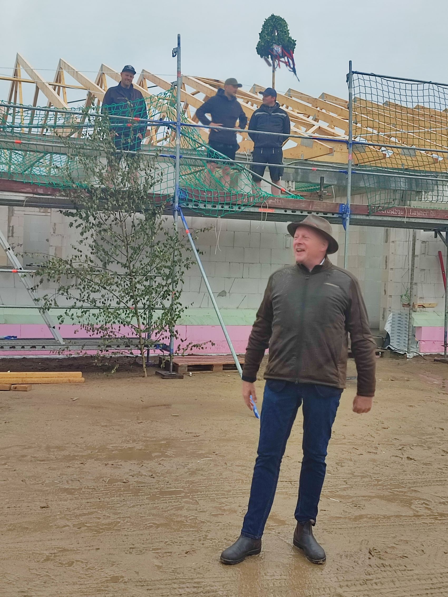 Trotz strömenden Regens freut sich Bürgermeister Dr. Jens Bülthuis über ein gelungenes Richtfest.