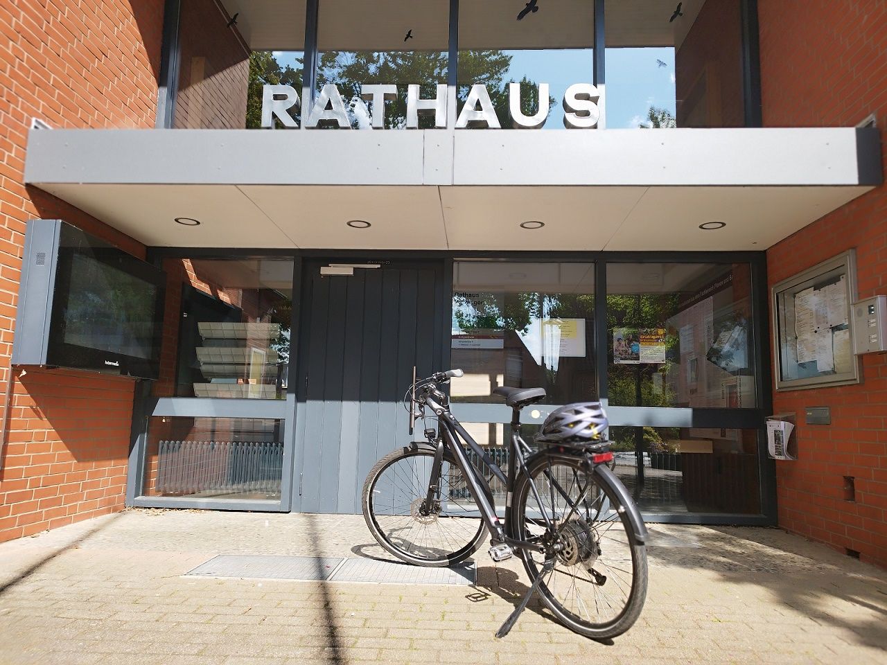 Das Bild zeigt ein Fahrrad vor dem Bispinger Rathaus.