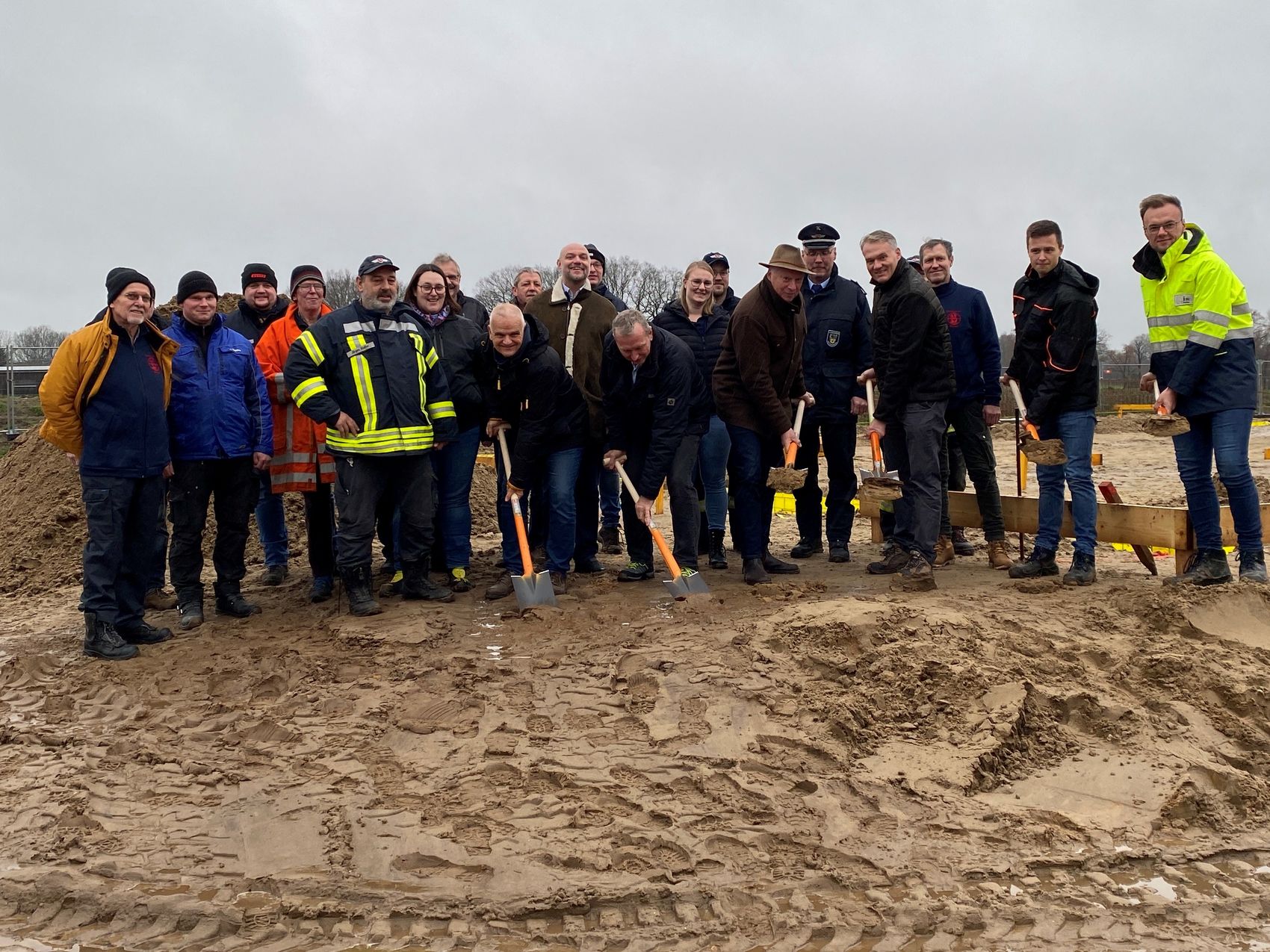 Erster Spatenstich für das neue Feuerwehrhaus der Ortswehr Hörpel-Volkwardingen. Das Bild zeigt Vertreter der Feuerwehr, der Gemeindeverwaltung sowie Dr. Jens Bülthuis, die den ersten Spatenstich vollziehen.