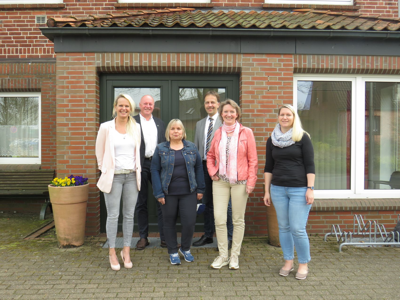 Reger Austausch zwischen der Gemeinde Bispingen und der Kirchengemeinde Das Bild zeigt von links nach rechts: Katrin Gräber, Bürgermeister Dr. Jens Bülthuis, Regina Staubesand, Pastor Frank Blase, Annegret Albers und Maryna von Seggern.