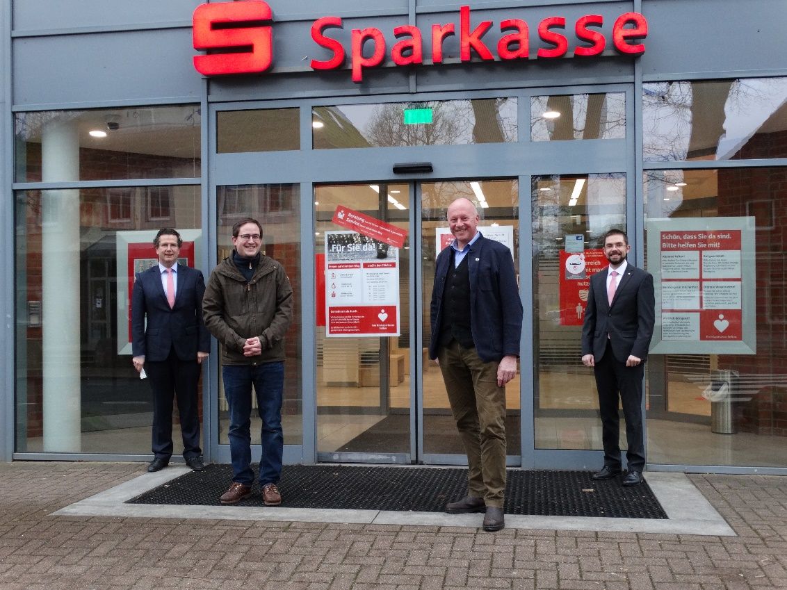 Foto vor der Sparkasse in Bispingen Foto vor der Sparkasse in Bispingen