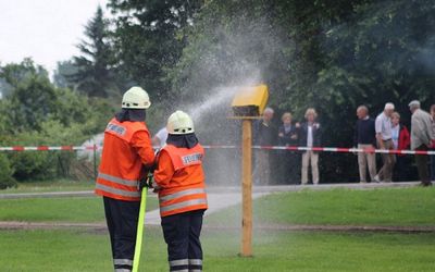 Löschangriff Das Bild zeigt die Jugendfeuerwehr auf einem Wettkampf bei der Übung