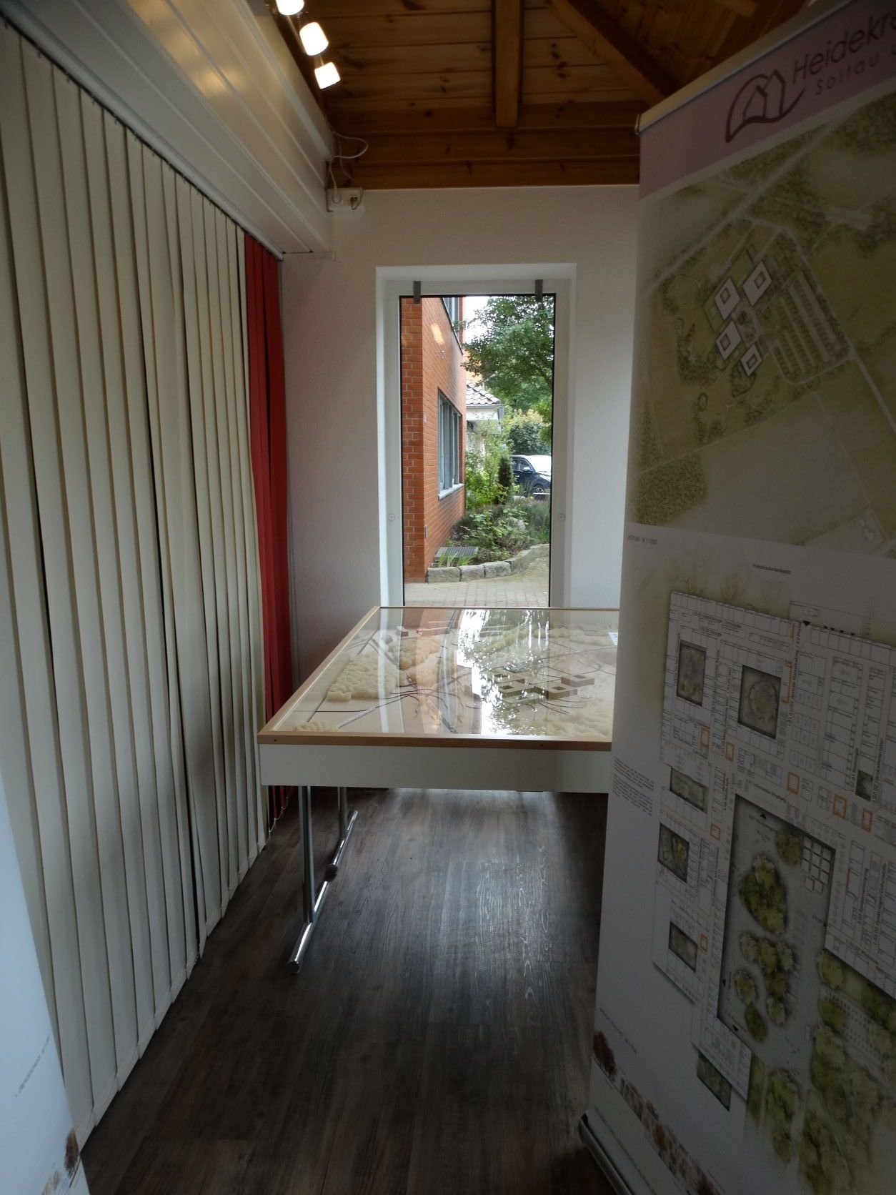 Modell des HKK-Siegerentwurfs Das Bild zeigt das Modell des HKK-Neubaus. Daneben steht ein Aufsteller mit weiteren Informationen