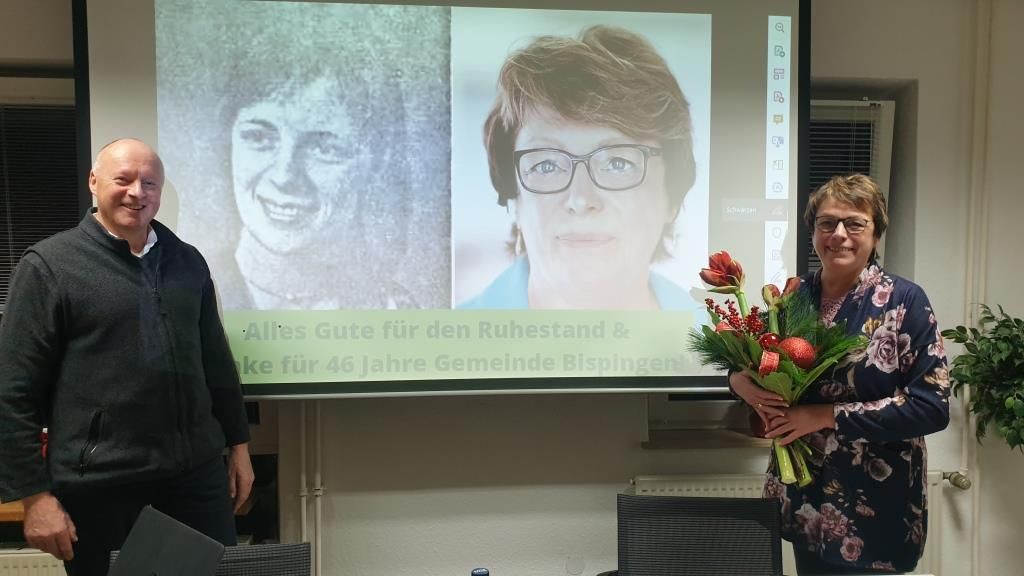 Bürgermeister Dr. Jens Bülthuis verabschiedet Heike Kohlmeyer im Namen von Rat und Verwaltung. Das Bild zeigt Bürgermeister Dr. Jens Bülthuis und Heike Kohlmeyer.