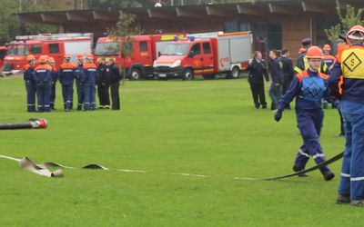 JF Löschangriff Das Bild zeigt die Jugendfeuerwehr Bispingen bei einem Wettkampf.