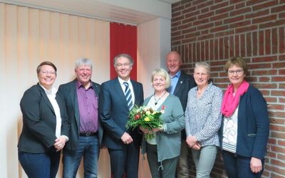 Birthe Rüther (Vorsitzende Bispinger LandFrauen), Dieter Prenzler, Landrat Manfred Ostermann, Ulrike Prenzler, Bürgermeister Dr. Jens Bülthuis, Doris Hankemeyer (Vorsitzende Bispinger LandFrauen) und Edith Schröder (Kreisvorsitzende) Von links nach rechts: Birthe Rüther (Vorsitzende Bispinger LandFrauen), Dieter Prenzler, Landrat Manfred Ostermann, Ulrike Prenzler, Bürgermeister Dr. Jens Bülthuis, Doris Hankemeyer (Vorsitzende Bispinger LandFrauen) und Edith Schröder (Kreisvorsitzende der LandFrauen).