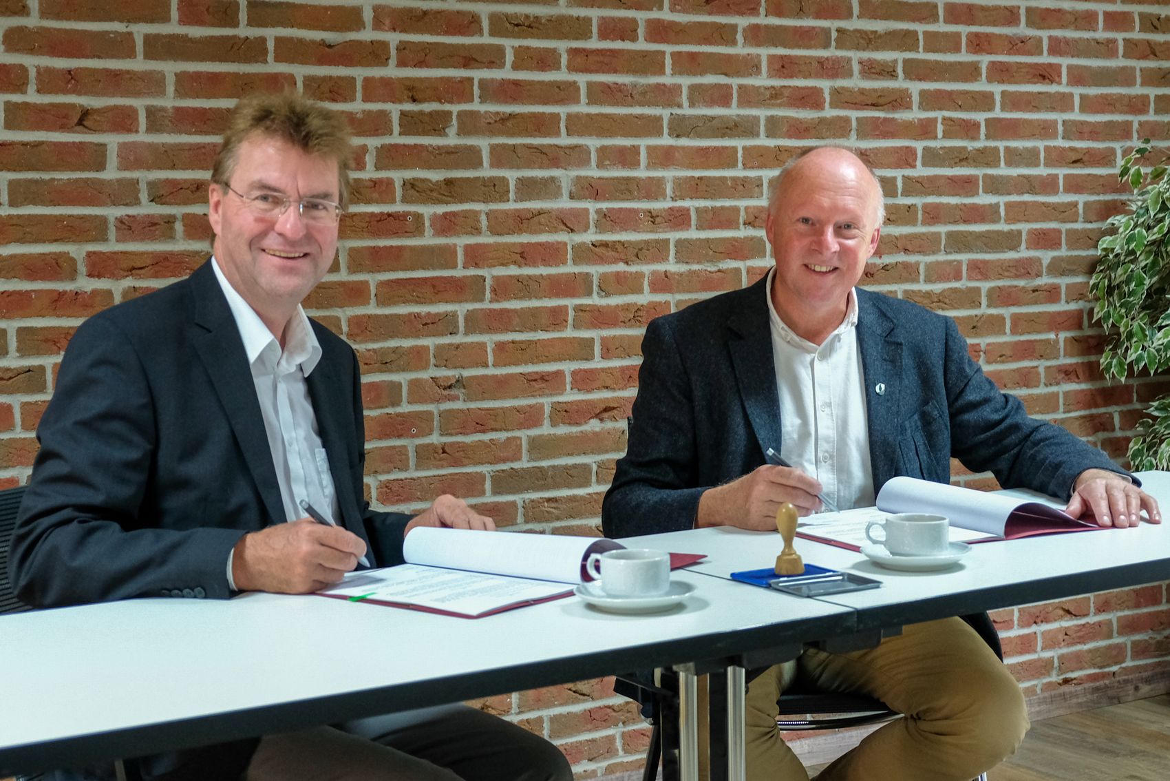 Bei der Vertragsunterzeichnung: Bispingens Bürgermeister Dr. Jens Bülthuis und WLH-Geschäftsführer Jens Wrede. Das Foto zeigt WLH-Geschäftsführer Jens Wrede und Bispingens Bürgermeister Dr. Jens Bülthuis bei der Vertragsunterzeichnung.