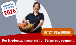 Eine Person in dunkelblauer Kleidung hält einen Korb mit verschiedenen Lebensmitteln, darunter Äpfel und Brot. Der Hintergrund ist zweifarbig in Hellblau und Dunkelrot gehalten. Oben links befindet sich ein abgerundetes, weißes Textfeld mit den Worten 'unbezahlbar & freiwillig 2026'. Im unteren Bereich steht auf einem orangefarbenen Button 'JETZT BEWERBEN!' und darunter auf rotem Grund 'Der Niedersachsenpreis für Bürgerengagement'. 