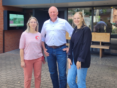 Petra Tödter, Bürgermeister Dr. Jens Bülthuis und Lia Kriesel stehen vor dem Rathaus. 