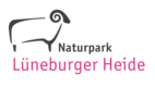 Logo mit stilisiertem Schaf und Schriftzug 'Naturpark Lüneburger Heide' in Schwarz und Pink