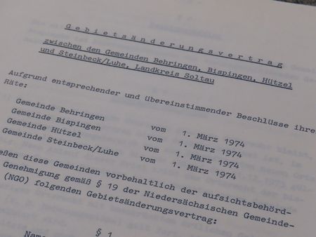 Dokument mit dem Titel 'Gebietsaenderungsvertrag', enthält Text und Tabellen mit Daten und Informationen zu einem Vertragsprozess.
