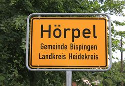 Das Foto zeigt das Ortseingangsschild von Hörpel.