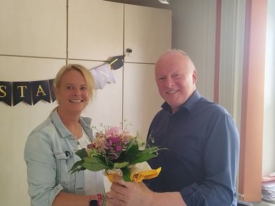 Bürgermeister Dr. Jens Bülthuis überreicht Katrin Gräber einen Blumenstrauß.