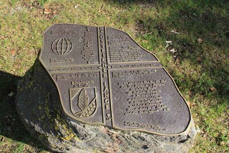 Bronzetafel auf einem Stein mit der Aufschrift 'Östlicher Länge' und dem Wappen von Bispingen, platziert an der Hützeler Straße.