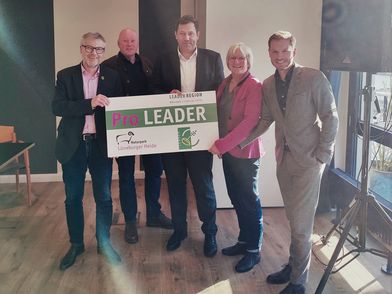 Vorstandsmitglieder Olaf Muus, Dr. Jens Bülthuis und Geschäftsführerin Hilke Feddersen des Naturparks Lüneburger Heide nutzten den kleinen Tourismusgipfel im Heidekreis für einen Appell an Vizekanzler Lars Klingbeil und den Landtagsabgeordneten Sebastian Zinke: Die EU-Förderung für den ländlichen Raum muss auch künftig verlässlich gesichert bleiben.