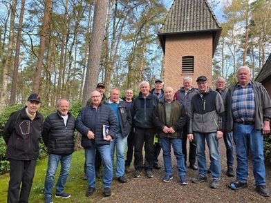 Die neue Helfergruppe auf dem Friedhof Behringen steht vor der Kapelle.